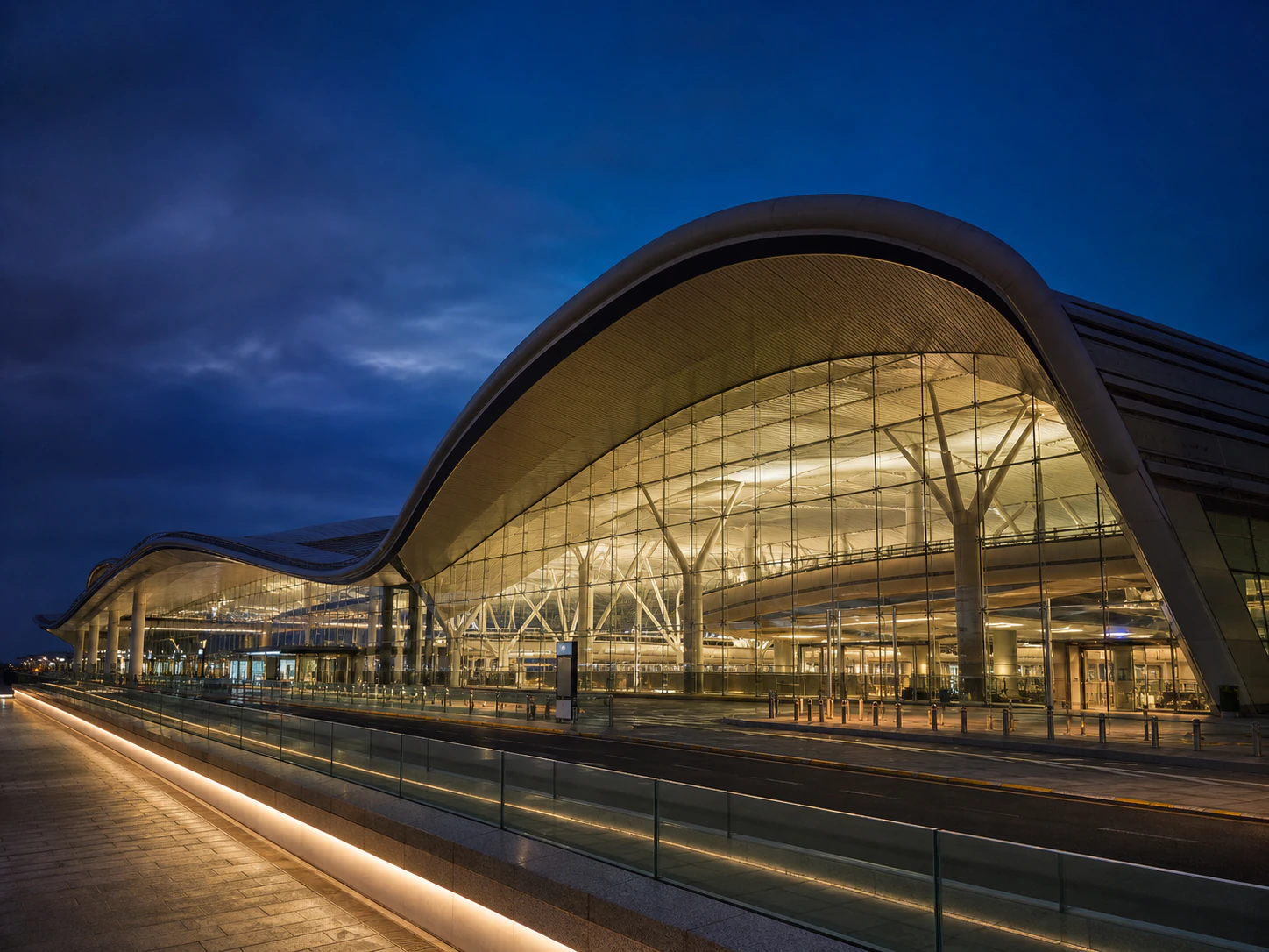 Terminal del Aeropuerto Internacional de Hong Kong al atardecer