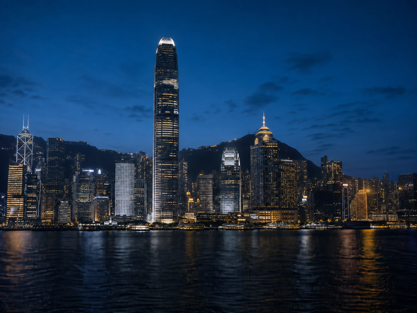Victoria Harbour y el perfil de Hong Kong durante la hora azul